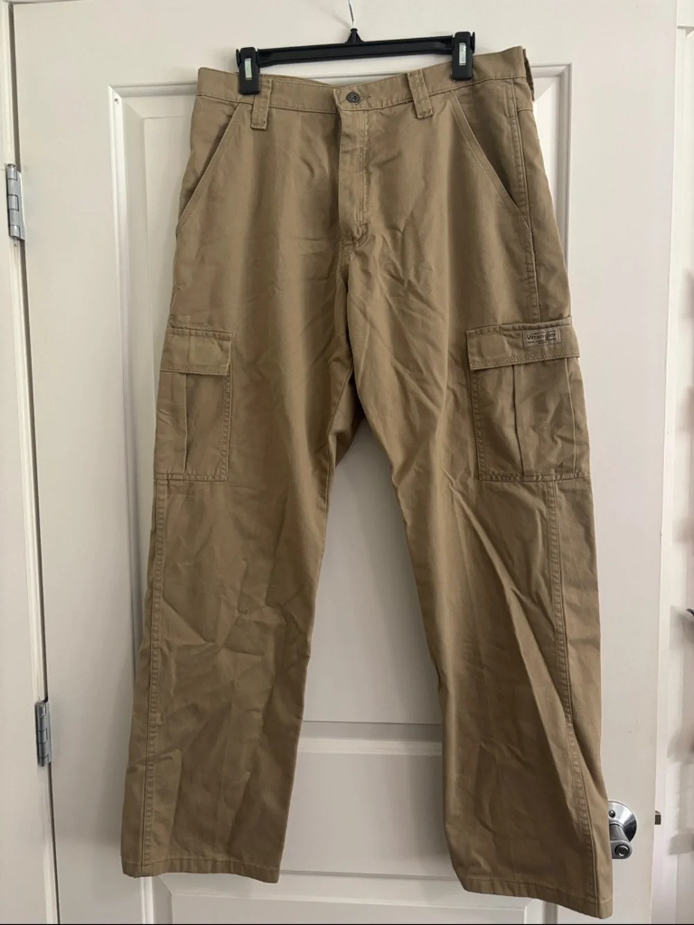 Men’s Wrangler khaki tan cotton cargo pants, size 32x32, loose fit, like new